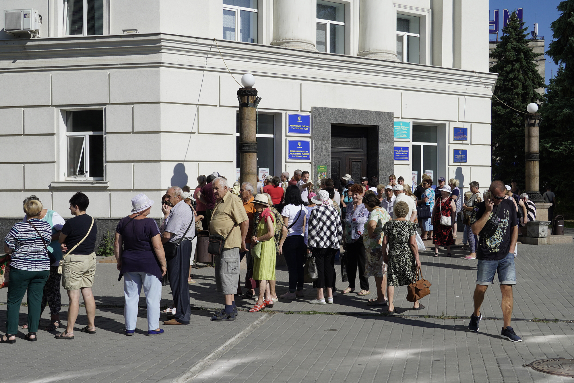 "Остаюсь, потому что кто-то же должен это делать". Кто заботится о Херсоне в оккупации